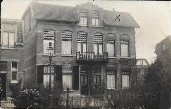 Website foto's 20150018.jpg - Wilhelminalaan 12-14, gebouwd rond 1900. En de eerste bewoners waren op Nr. 12: Hr. C.A. Bom, O.I. Ambtenaar. Op Nr. 14: J.J. Latenstein van Voorst, Handelsreiziger. En links op de foto is nog net Nr. 10b te zien en deze villa is gebouwd in 1910 en werd als eerste bewoond door: Mej. C. Elfferich. Het huis is na die jaren verbouwd geweest, dat is te zien aan de voorzijde bij de erker die geplaatst is bij Nr. 12 en de balkons boven de deuren aan beide kanten van de villa. Opname rond 1920.